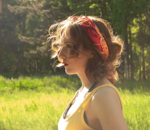 Le lavage élimine la poussière, les excès de sueur et autres résidus sur les cheveux.