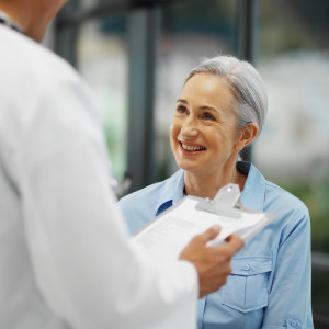 Ensuite, on rencontre l’incontinence par l’urgence caractérisée par un besoin soudain et urgent d’uriner.