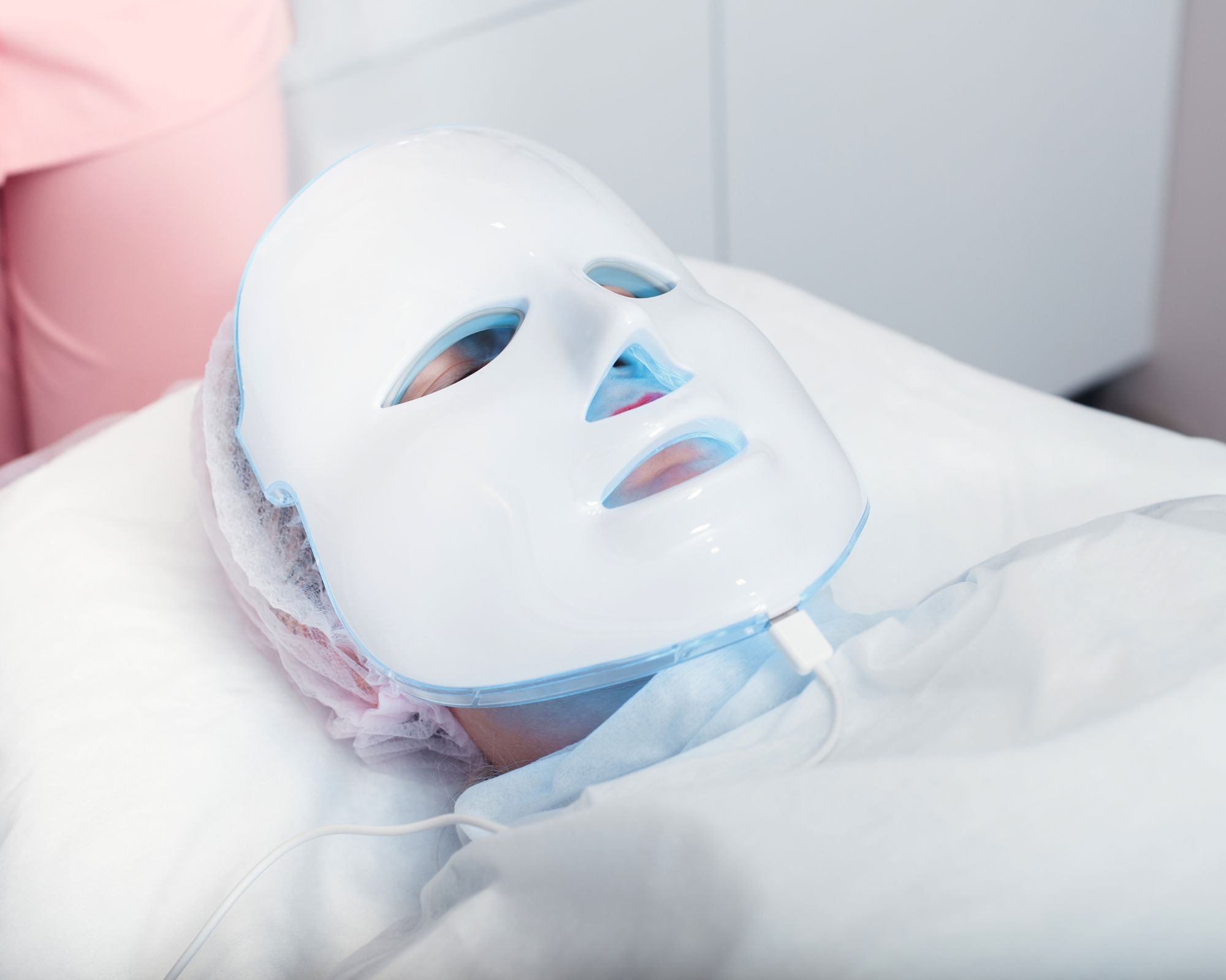 Une séance de luminothérapie avec l'utilisation d'un masque LED.