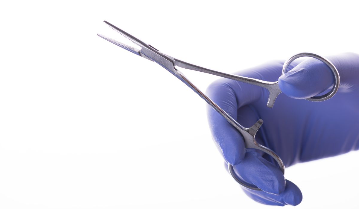 Les ciseaux font partie du matériel médical utilisé en chirurgie plastique