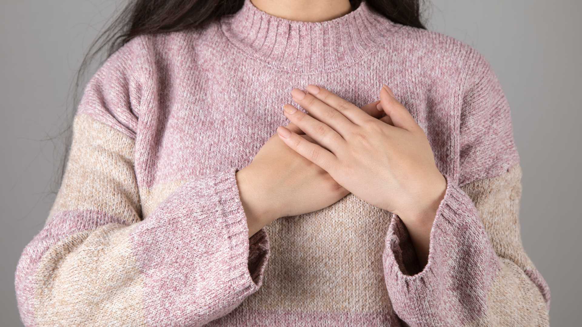 Femme qui se tient le cœur