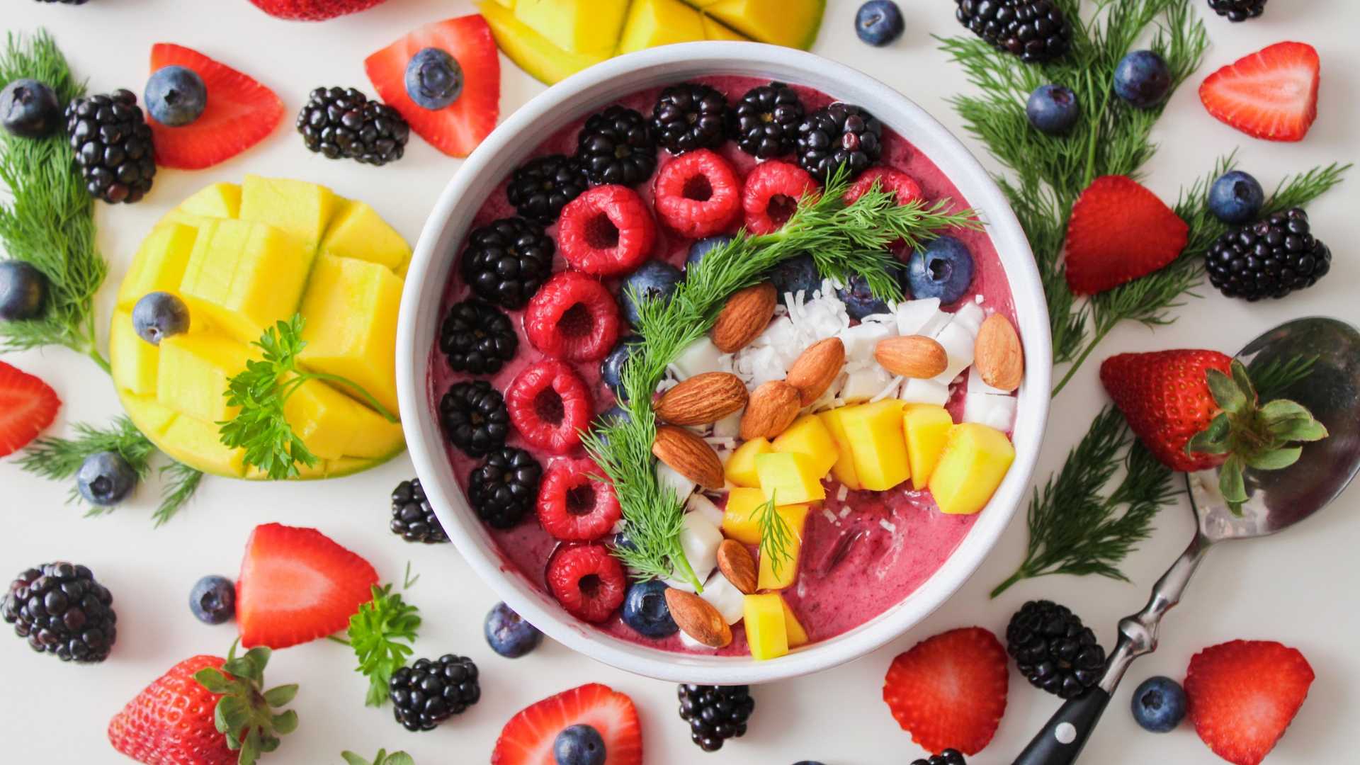 petit déjeuner avec plein de fruit