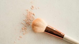 pinceau et poudre de maquillage