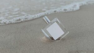 Flacon de parfum dans le sable