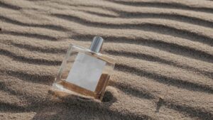 Flacon de parfum dans le sable