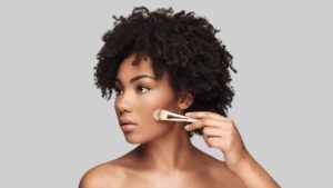femme avec un maquillage naturel