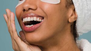 femme avec un soin pour les yeux