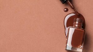 vernis à ongles marron
