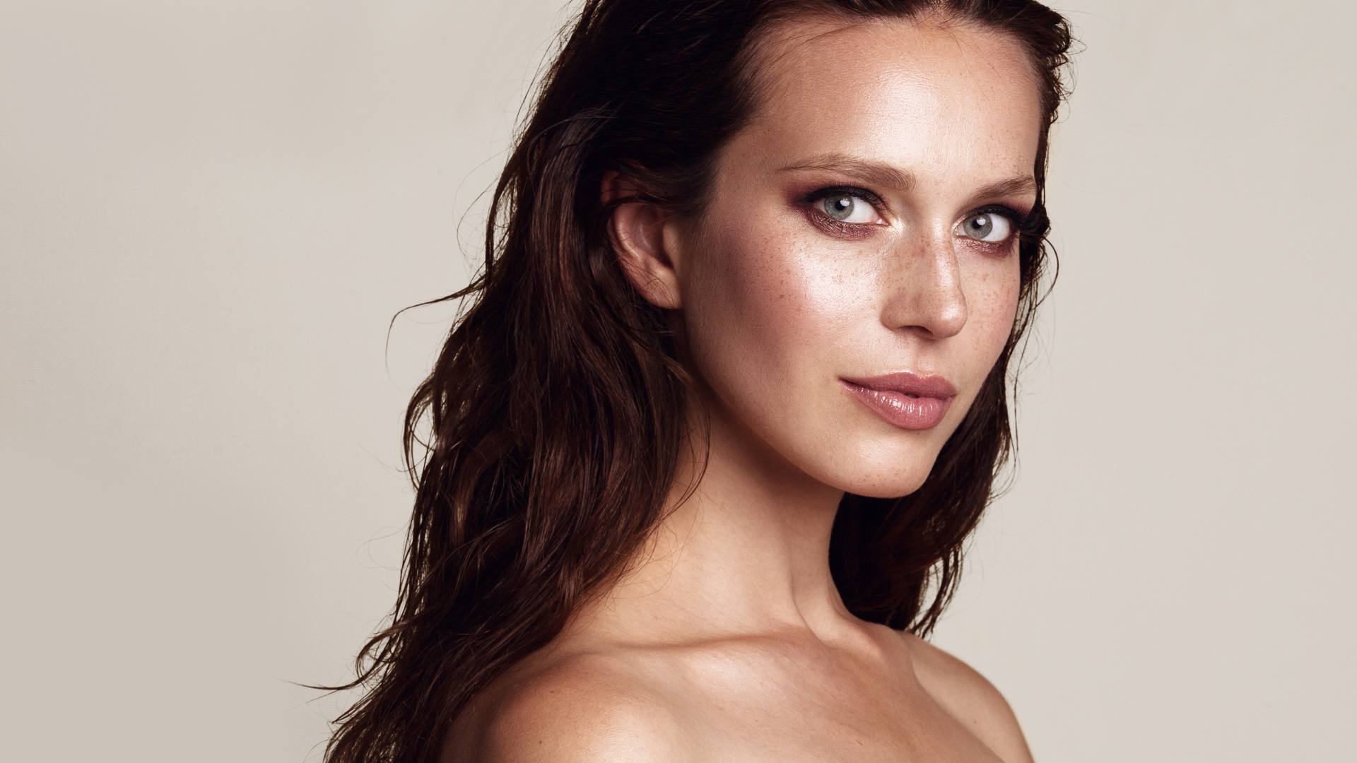 femme avec les yeux maquillé