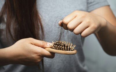 Chute de cheveux : les causes principales et les solutions pour y remédier